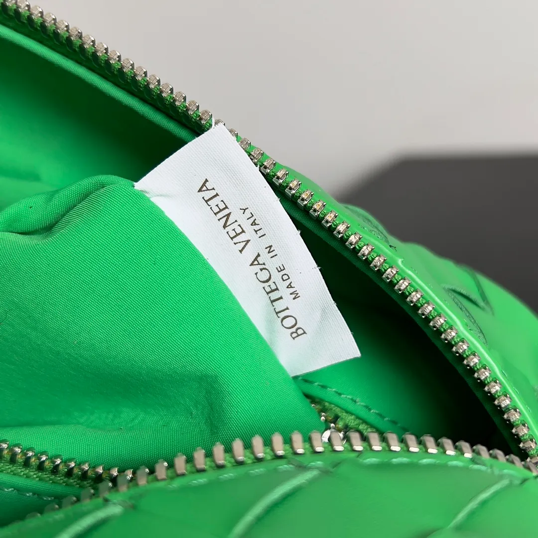 Batch 1260 BOTTEGA VENETA 2024 new INTRECCIATO classic toiletry bag, the choice of discerning people. The low-key luxury quality is the interpretation of its brand. If you like low-key BV, it is the first choice~~ Style number: 729295 Size: 26*13*10cm